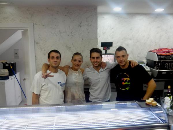 Taberna11metros's tweet photo. Nuestros camareros os dan las gracias por la gran acogida que hemos recibido de todos vosotros. Mañana nos vemos!! http://t.co/zDuVUENDey
