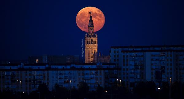La Super Luna esta noche, #Sevilla.
La última de 2014, próxima será en 2028.