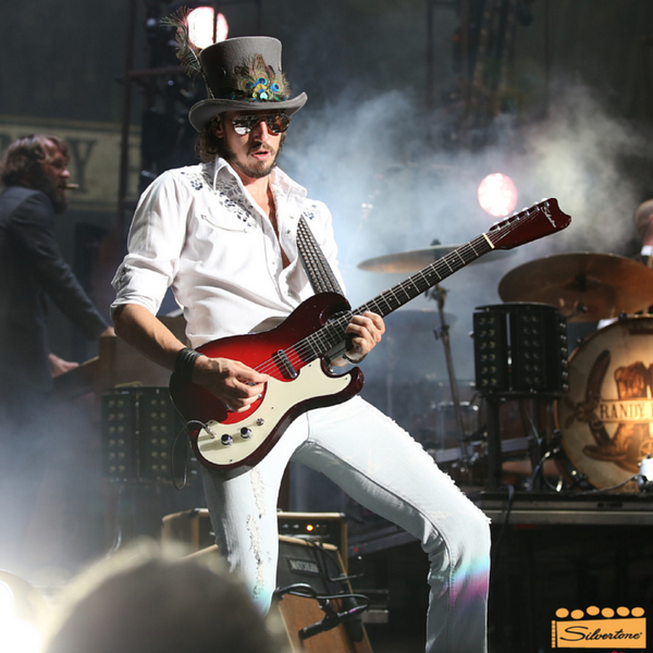 SilvertoneGtrs's tweet photo. Top hat, shades, and a 1449! #WardWilliams and Silvertone on tour with @RandyHouser #silvertoneguitar http://t.co/FQmnC0JuIG