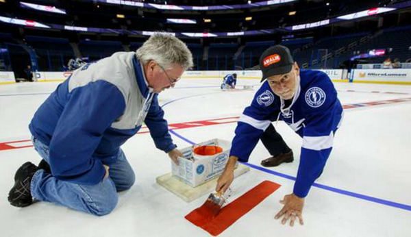 . <a href="/AmalieOil/">AmalieOil</a> is officially FROZEN over! See the photo gallery from yesterday's ice install: ow.ly/BiRnK