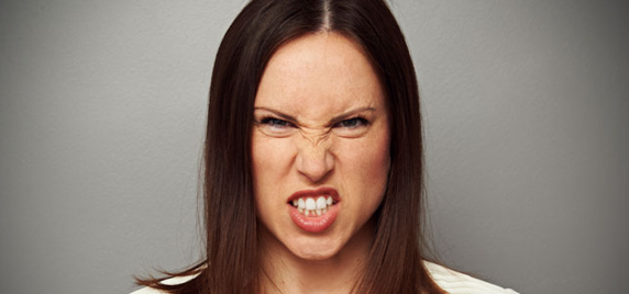 Angry woman. девушка в гневе. эмоциональная женщина. кричащая девушка. женская злость.