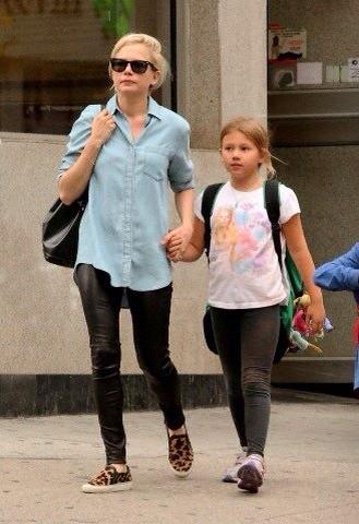 I wanna wish a happy 34th birthday 2 Michelle Williams I hope she has a great day with her daughter Matilda 