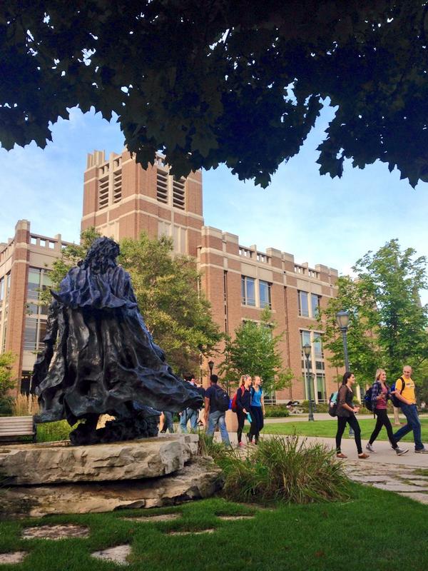 FatherMarquette's tweet photo. Beautiful night on campus, mes amis. http://t.co/Ikjat9omiW
