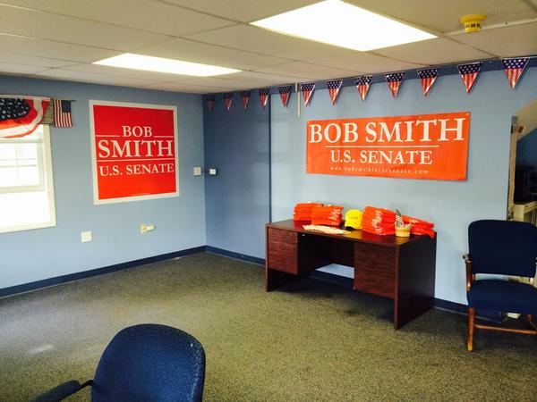 Signs are up at <a href="/BobSmithSenate/">Bob Smith</a> HQ in #Bedford.   via @KCarosaWMUR