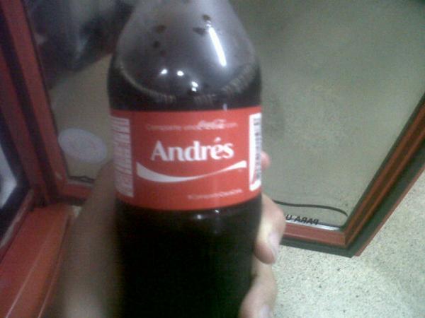 DanceAndBf's tweet photo. @AndreeesQ la coca-cola con tu hermoso nombre <3 <3 http://t.co/PtNqwlqIEf