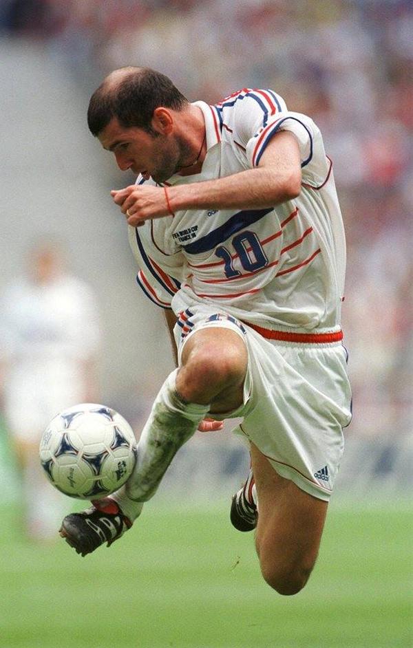 MotivacionesF's tweet photo. "No soy un dios, sólo soy un futbolista" - Zinedine Zidane. http://t.co/BXWhRYx39X
