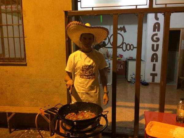 PLAguait's tweet photo. Andaleeeeee nit mexicana amb les fajites dels cuiners @PasqualSebastia @elenabisbal i @isabeldmonfort #MDG2014 http://t.co/fPMZyh2cEF