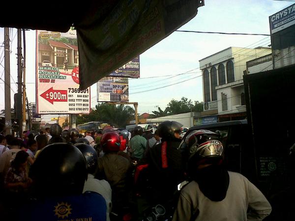 IGUN_TR's tweet photo. @InfomedanNet lalin Kampung lalang macet total dari jam 7:30. http://t.co/JprMPsFcz7