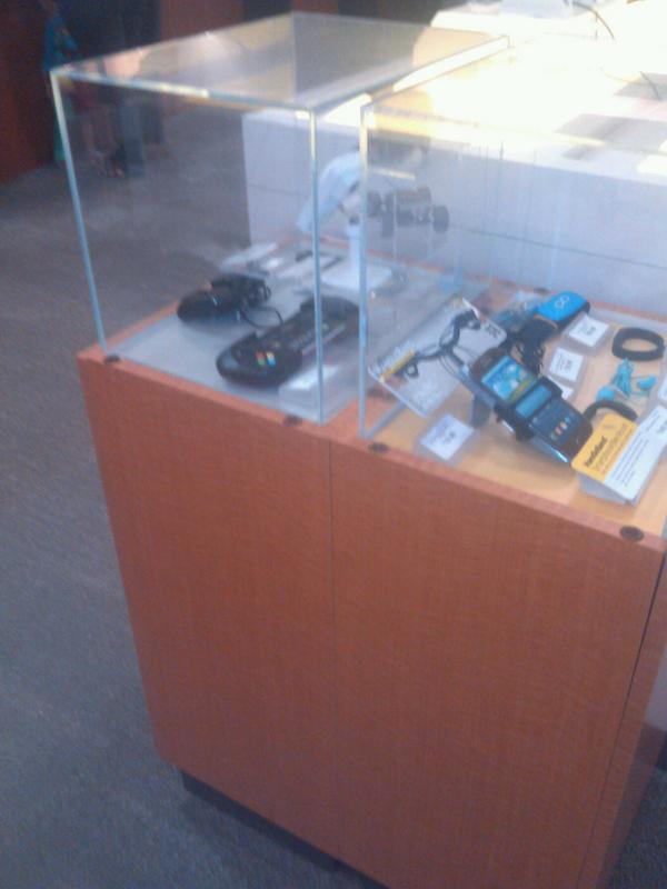 RouttX's tweet photo. it's too damn cold in this sprint store lol http://t.co/8bLvCfepIq