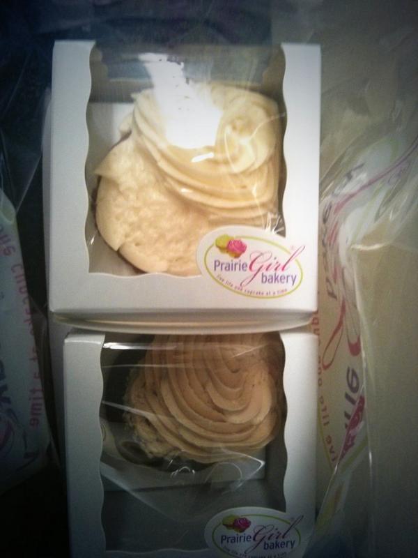 jesszhang's tweet photo. Dessert: carrot cream cheese & chocolate peanut butter Prairie Girl cupcakes. @prairiegirlbake #happy3 #frostingfail http://t.co/tjYr6u5Ytg