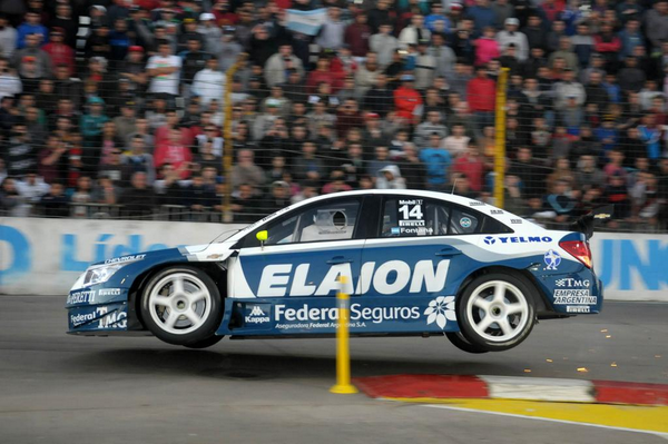Foto del chevrolet cruze saltando la chicana en el callejero de Santa Fe