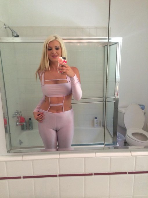 What an amazing shoot I had today thanks jaysin!! @EvilAngelVideo #analqueen 👑💋 http://t.co/PnJE2Jun<a href="/tag/analqueen"class="tags"><span>#analqueen</span></a>