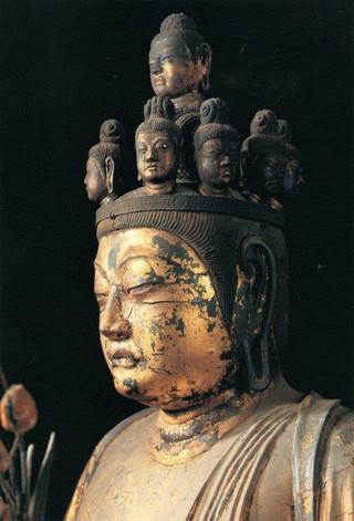 【奈良・聖林寺/十一面観音立像(天平)】木心乾漆像、漆箔。化仏の菩薩面、牙上出相、大笑面が1面ずつ欠落している。光背、台座も破損、後補しているが当初のものが残る。後の仏像のように伏目ではなく、切れ長の目が正面を正視している。