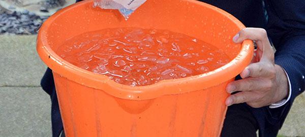 TheSun's tweet photo. Man dies of brain haemorrhage after taking part in Ice Bucket Challenge... http://t.co/twe4wy1Akg http://t.co/g0ds1AuiTW