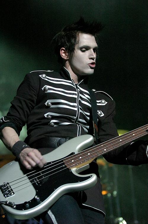Happy birthday Mikey Way ! Dia adalah bassist dari My Chemical Romance. Apa lagu MCR favoritemu ? ;) 