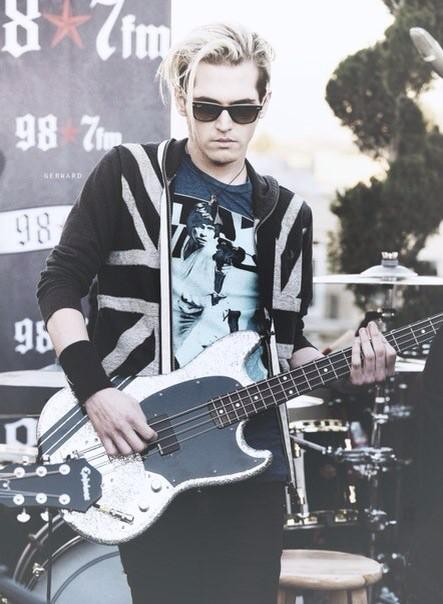                       !!!
HAPPY BIRTHDAY MIKEY WAY!!! 