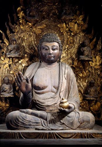 【奈良・新薬師寺/薬師如来坐像(793年)】新薬師寺の本尊。光背に6体の化仏を有し、金色に光る薬壺が目立つ。体はもちろん、心の病までもを治すといわれるこの薬壺の薬効を期待したい。 　