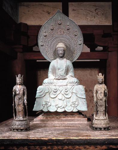 j_butsuzo's tweet photo. 【奈良・法隆寺/阿弥陀如来及び両脇侍像等】西の間に安置され、光背裏の銘文から、承徳年中に盗難に遭い、運慶の四男の康勝が三尊を造顕して、1232年に供養された。飛鳥の古様式を摸しているが、鎌倉時代の写実性を確認できる。  https://t.co/qRj6nWOAPD