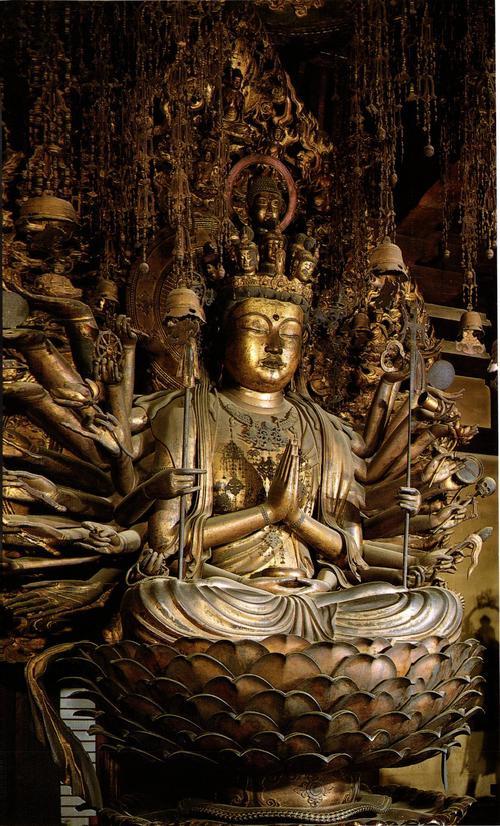 【京都・三十三間堂/千手観音坐像(1254年)】後白河法皇の頭痛封じとして有名。お告げにより柳が目の穴から生えた法王の前世の髑髏を川から引き揚げ、観音の中に収めたところ治癒したとあるが、像の中に髑髏が埋まってるという事実はない。