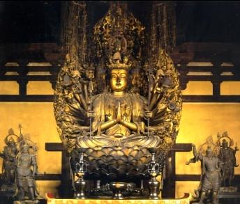 【京都・三十三間堂/千手観音坐像(1254年)】光背、台座を合わせると7m。台座、光背、天蓋まで一具であるのは貴重。光背には各20cm～45cmの三十三応現神の像。天蓋は中央に大蓮華文、周りに飛雲、外縁に吹き返しの飾りがつく。