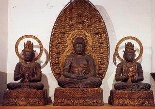 【京都・清凉寺/阿弥陀如来及両脇侍像(896年)】阿弥陀堂創建当時からの本尊。檜、一木造、漆箔。三像とも像高約170cm。中尊は弥陀の定印を結び、面長で端正な顔は源融を模したといわれる。脇侍の観音は他に例がない密教の手印を結ぶ。
