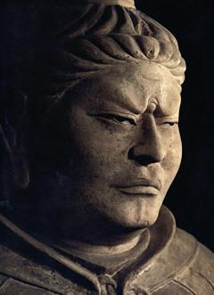 【奈良・東大寺戒壇院/四天王立像(天平)】等身大よりやや低い像高160cmほどの像。邪鬼の上に立ち、瞳に黒石が嵌めこまれている。激しい忿怒の面を見せる持国天、増長天に対し、眉をひそめて静かに怒る広目天、多門天の表情の対比が秀逸。