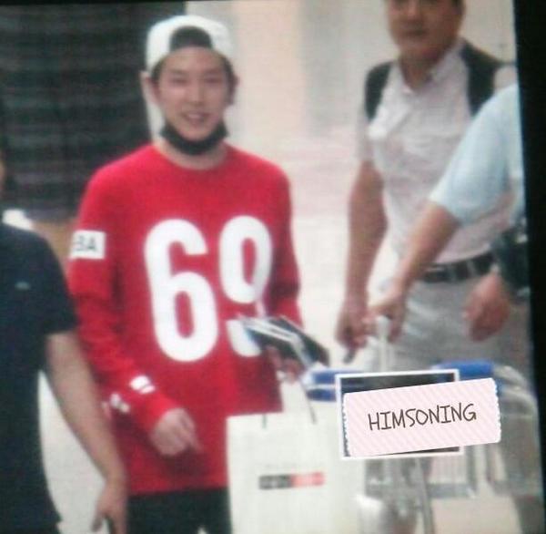 himsoning's tweet photo. [PRE] 140910 인천공항 출국 ( @BAP_Himchan )
오빠 쇼핑하고왔어요??크크 http://t.co/21n3EgPbvm