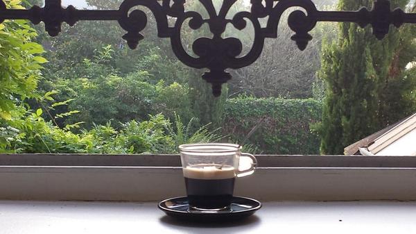 Wipiix's tweet photo. Résolution 89 chez #Wipiix: enlever nos tongs avant de préparer le #café ! http://t.co/Ppzc91EwnR