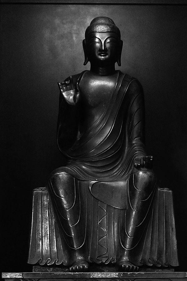 【東京・深大寺/釈迦如来倚像(7世紀後半)】像高60.6cm。銅造。鍍金。日本では珍しく倚像の形をとる。後世に火事にあい、表面に荒れている部分がある。また、もとは金で覆われていたが現在はほぼ落ちてしまっている。