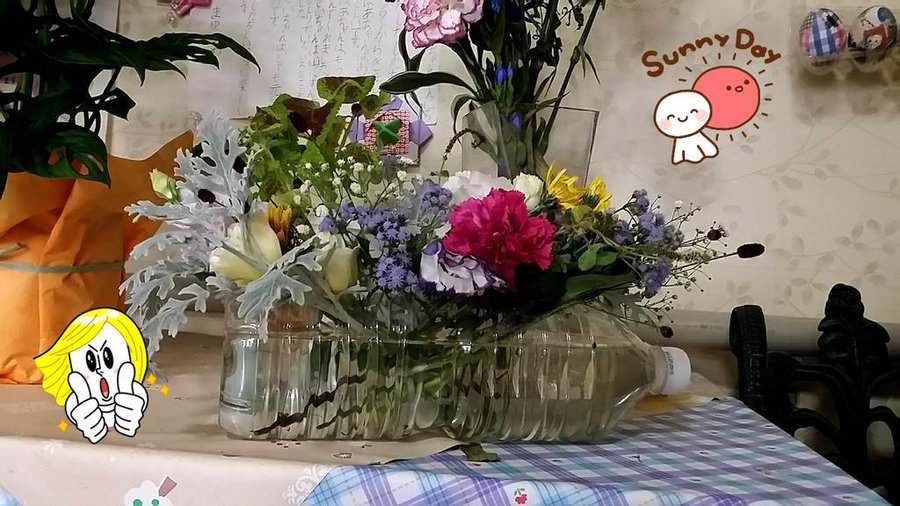 花瓶がない時 家にあるもので代用する方法は 花束 一輪挿しの飾り方 Daiyou