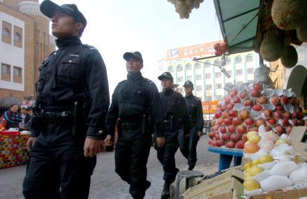 TopNewsChina's tweet photo. Urumqi in NW China announces huge rewards for tipping off terrorism http://t.co/EfmBIrEYmr http://t.co/ezK5OnANfa