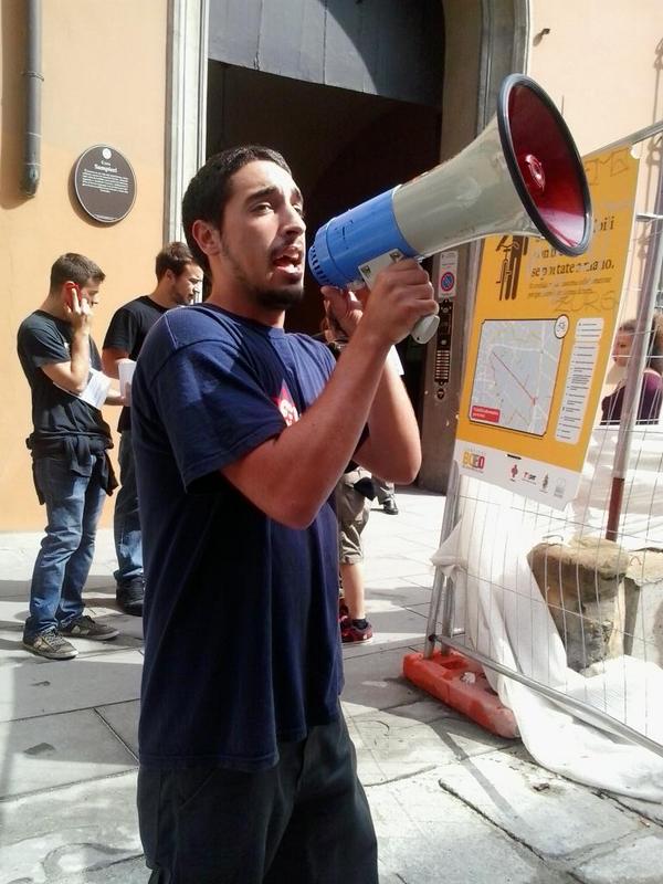 CuaBologna's tweet photo. Continua volantinaggio alla #Gestim che non restituisce le caparre agli student* #Bologna #Speculazione #SOTaksim http://t.co/CpmEIntVu9