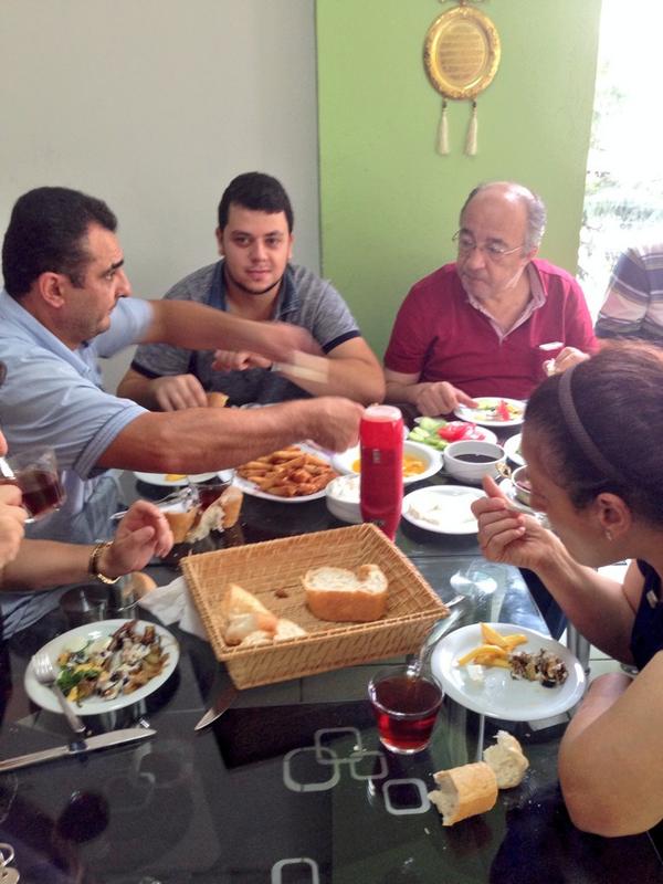 SacitTERZI's tweet photo. Artvin-Arhavi de sabah kahvaltıları aile kalabalık olunca böyle oluyor.. http://t.co/X4yGsbacoi