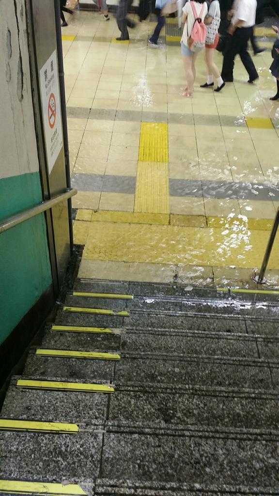 位打ちされ、ノックアウトされたサウル ...