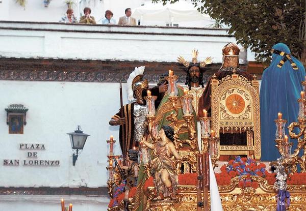 " Y después de tantos años...
   Porque seguimos abofeteando la cara...
  ¿De este bendito inocente? "
