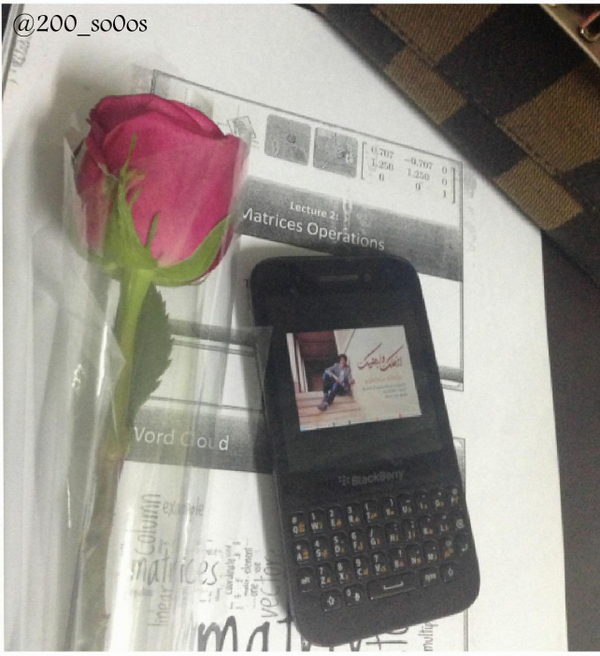 200_so0os's tweet photo. @abbodart1 
#AbdullahAbdulaziz 
#ازعلك_وارضيك

صوت عبدالله معي بالجامعه 👌😻❤❤❤ http://t.co/wlCUot7q4G