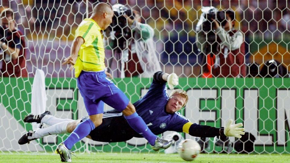 Happy birthday Ronaldo (38), Emmanuel Petit (44), (36) & Thiago Silva (30) -  