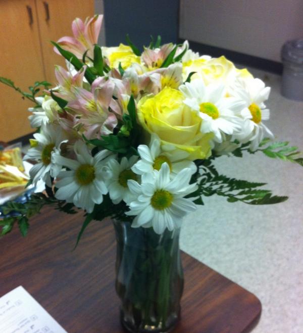 billdoern's tweet image. What I bought, what I got (a day late), and what it looks like 4 days later - $80 #zeroquality #fraud @ftdflowers