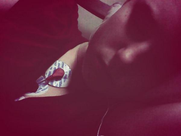 BandMadoka's tweet photo. Heart monitor is itchy and wired http://t.co/gJRI8x4bmB