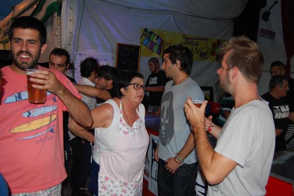 Evicen33's tweet photo. @lapegatina @asoclubamigos  escogiendo la camiseta para el concierto y convenciendo a la maricarmen. Que grandes sois http://t.co/zWqQgMXYd0