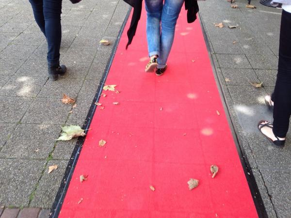 Hier könnte mal wieder jemand fegen. ;-) #newpop #redcarpet