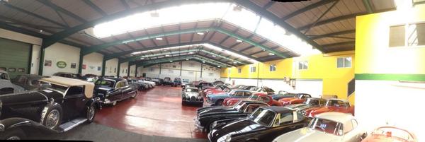 EMRtransport's tweet image. Lots of cars in one of our storage facilities. #bigboystoys #classicmotoring