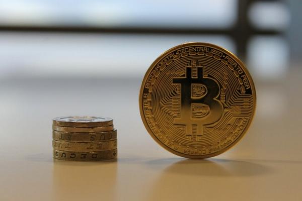 bitcoinagile's tweet photo. Apple Pay Boosts Bitcoin http://t.co/AfrvUSlwAg #bitcoin #gregorydevans http://t.co/4b76T6OaKn