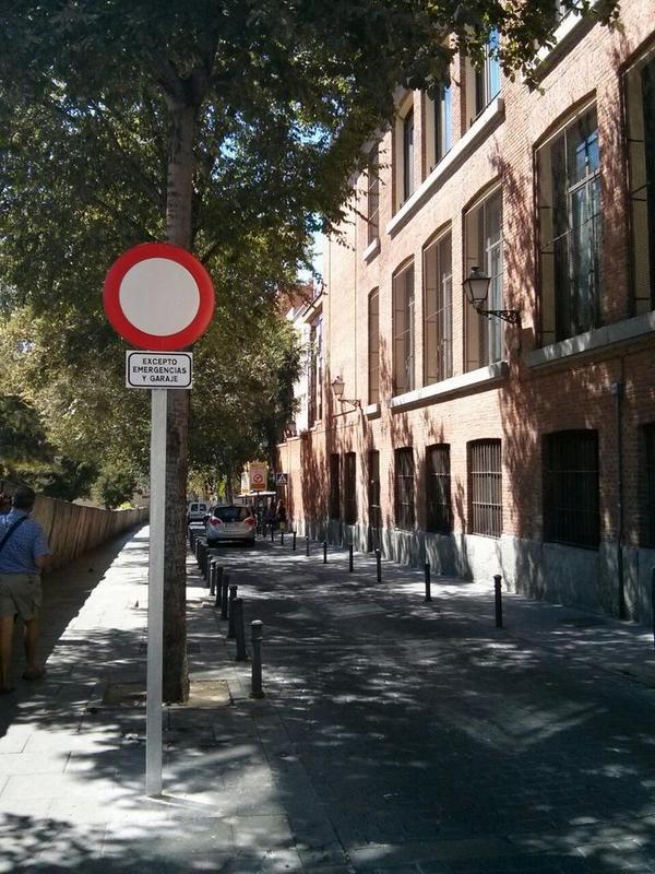 CASINOPEATONAL's tweet photo. Los coches no respetan la señalizacion pedimos agentes de movilidad para que informen. @daviderguido @jmcentromadrid http://t.co/ciuxcU6ghg