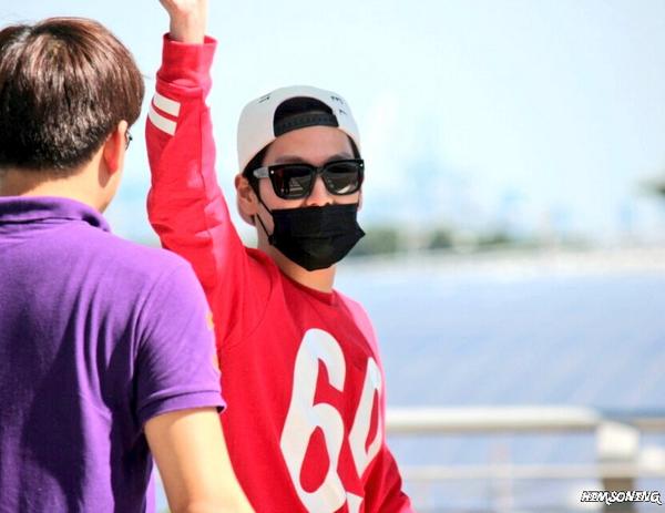 himsoning's tweet photo. 140919 인천공항 출국 ( @BAP_Himchan ) 업로드했습니다~!!빨강색도 잘어울리고 멋있땅 오빠♥
 http://t.co/av8MJMapCj http://t.co/lCvlYgUmYx