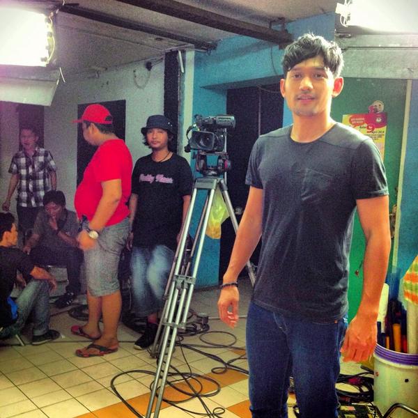 shooting ABG jadi Manten dan kaos hitam ini dipersembahkan oleh <a href="/DIZmenindo/">DIZmenindo</a>