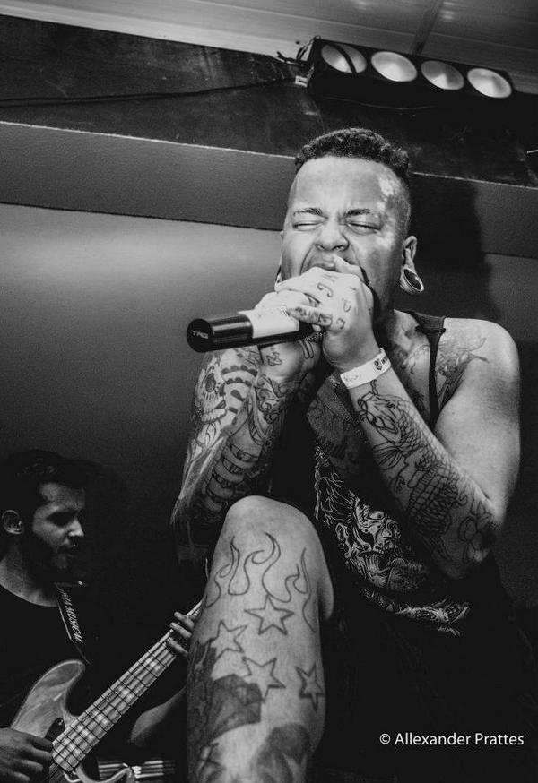 timetolivettl's tweet photo. Nosso vocalista @lucastimetolive em ação no show de Franca-SP. \m/ http://t.co/o7wBVshhlD