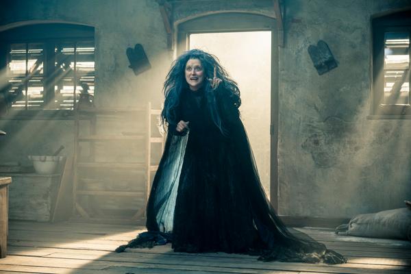 filmfanthailand's tweet photo. ภาพใหม่จาก #IntoTheWoodsTH กับแม่มดร้าย รับบทโดย Meryl Streep เตรียมชิงออสการ์แน่นอน 
22 มกรา จงระวังสิ่งที่คุณขอไว้ http://t.co/RvmmgzvVXJ