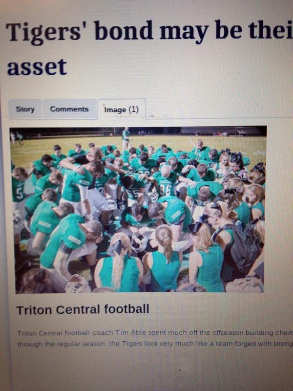 @DAH_Man_46: Pretty cool got my picture in the paper leading a team prayer with the players and cheerleaders #forTodd