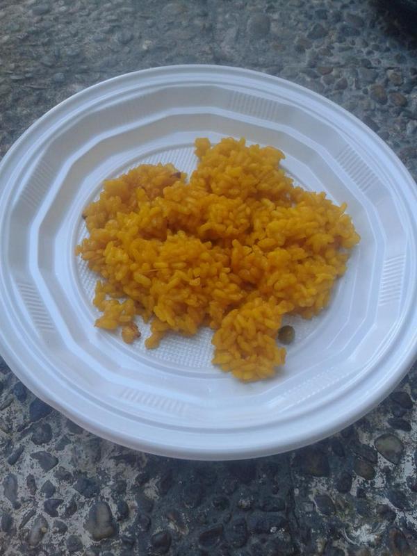 gafasdeverano's tweet photo. Esta es la gran comida en la @AsociacionBuey  #aprendeAMultiplicarLosPanesYLosPeces #meMueroDeHambreMazo #verásLaCena http://t.co/vEM844XIm1